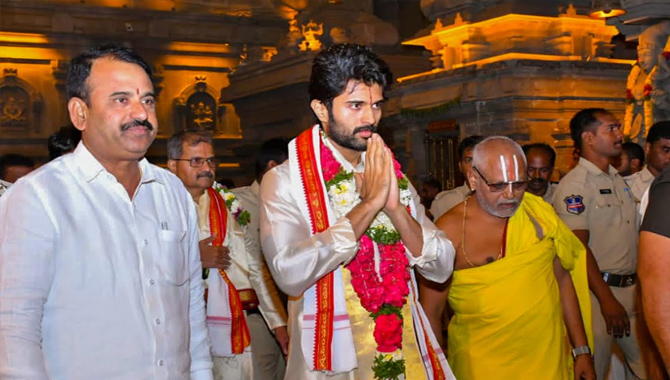 Kushi Team visited Yadadri and took the blessings of Lakshmi Narasimha Swamy