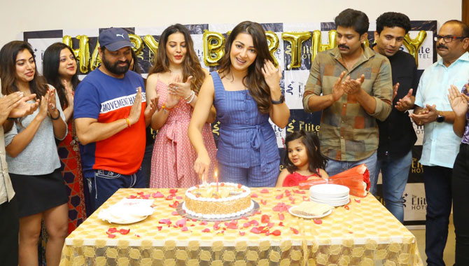 ప్రొడక్షన్ నంబర్ వన్ సెట్ లో ఘనంగా జరిగిన కేథరిన్ త్రెసా బర్త్ డే వేడుకలు !!