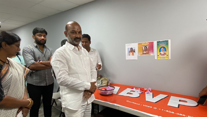 బండి సంజయ్ గారి ఆధ్వర్యములో డాక్ట‌ర్ కడియం రాజు కు అమెరికాలో శ్రద్ధాంజలి కార్యక్రమం