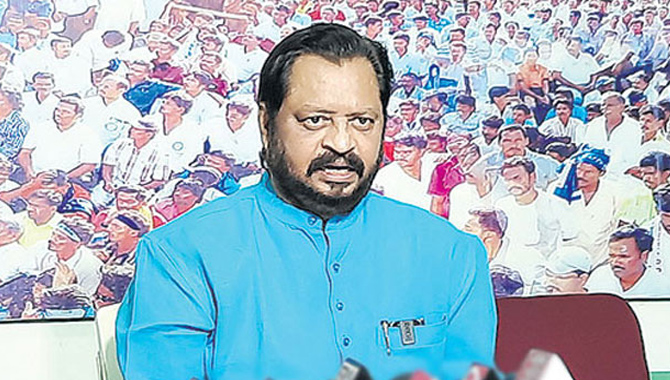 అధికారులు ఇలా వ్యవహరించడం దారుణం : హర్ష కుమార్