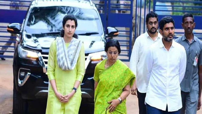 చంద్రబాబును కలిసిన కుటుంబ సభ్యులు