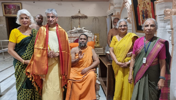 రాఘవేంద్ర స్వామి సన్నిధిలో రిషి సునాక్ తల్లిదండ్రులు