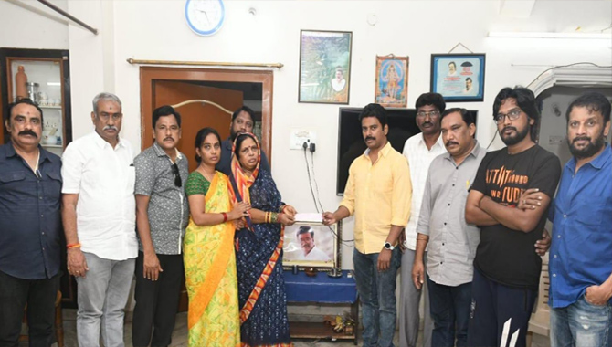 సీనియర్ ఫొటో జర్నలిస్టు కుమార్ స్వామి కుటుంబ సభ్యులను ఫిలిం క్రిటిక్స్ అసోసియేషన్ పరామర్శ