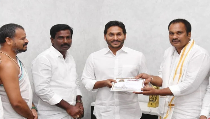 కాణిపాకం బ్రహ్మోత్సవాలకు సీఎంకు ఆహ్వానం