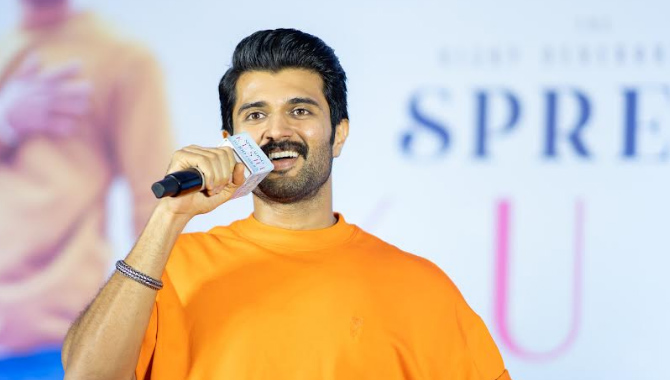 Spreading Kushi- Hero Vijay Deverakonda presents checks worth Rs 1 lakh to 100 lucky families