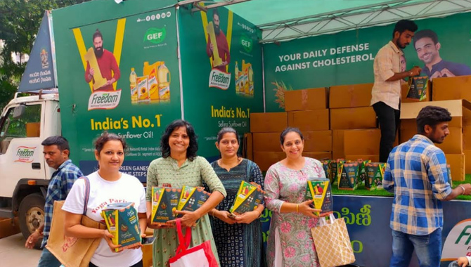 Freedom Healthy Cooking Oils distributes Seed Ganesha Idols for an eco-friendly festival  