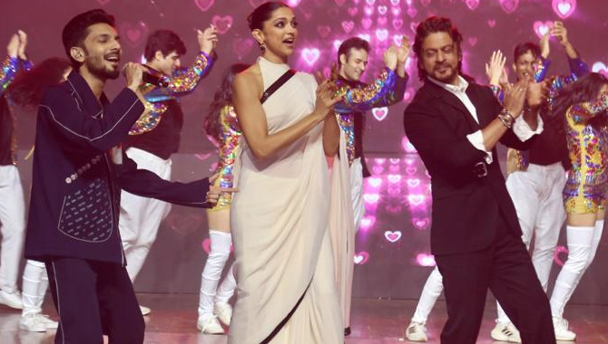 Jawan dazzled the stage at the post release press conference event! Anirudh and Raja Kumari performed for the media and fans!