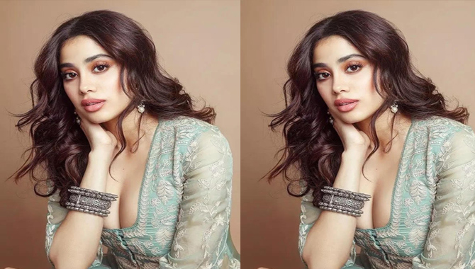 ముందుకు ఒంగి మ‌రీ జాన్వీ క్లీవేజ్ షో