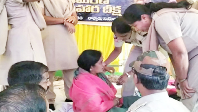 మాజీ మంత్రి పరిటాల సునీత దీక్ష భగ్నం