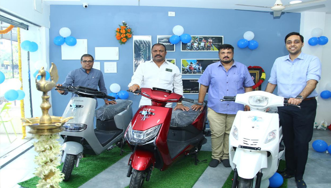 క్వాంటమ్ ఎనర్జీ, హైదరాబాదులో తన నాల్గవ ఎలెక్టిక్ వెహికల్ టూ-వీలర్ డీలర్షిప్ సదుపాయాన్ని ప్రారంభిస్తోంది క్వాంటమ్ ఎనర్జీ, హైదరాబాదులో తన నాల్గవ ఎలెక్టిక్ వెహికల్ టూ-వీలర్ డీలర్షిప్ సదుపాయాన్ని ప్రారంభిస్తోంది