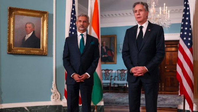 సమదూరమే.. కానీ..?