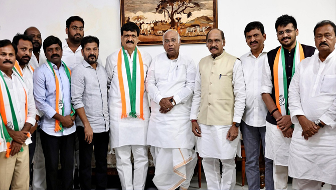 కాంగ్రెస్ లో చేరిన మైనంపల్లి, వేముల