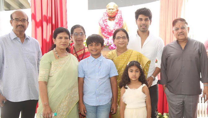 పద్మశ్రీ డా.అల్లు రామలింగయ్య గారి 101వ జయంతి సందర్భంగా కాంస్య విగ్రహాన్ని ఆవిష్కరించిన అల్లు అయాన్..