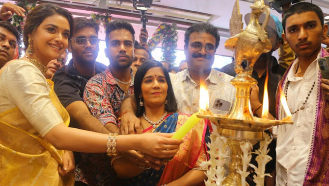 కీర్తి సురేష్ ప్రారంభించిన బాలాపూర్ సిఎంఆర్ షాపింగ్ మాల్