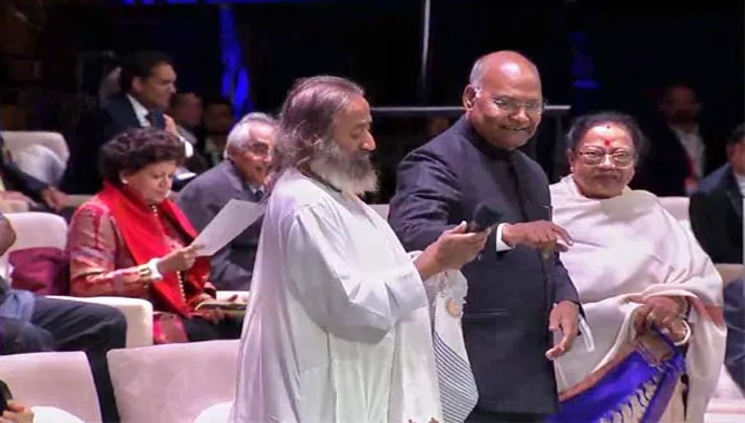 శ్రీశ్రీ రవిశంకర్ చరిత్ర సృష్టిస్తున్నారు : మాజీ రాష్ట్రపతి కోవింద్