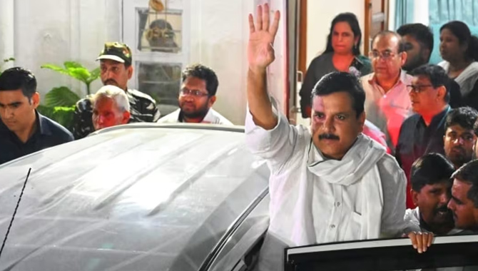 ఆప్ కు మరో ఎదురు దెబ్బ .. ఎంపీ సంజయ్ సింగ్ ను