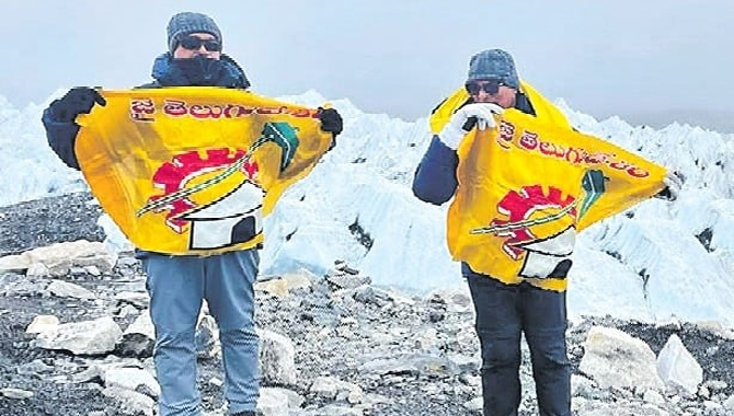 చంద్రబాబు అక్రమ అరెస్టును ఖండిస్తూ..  ఎవరెస్ట్ వద్ద