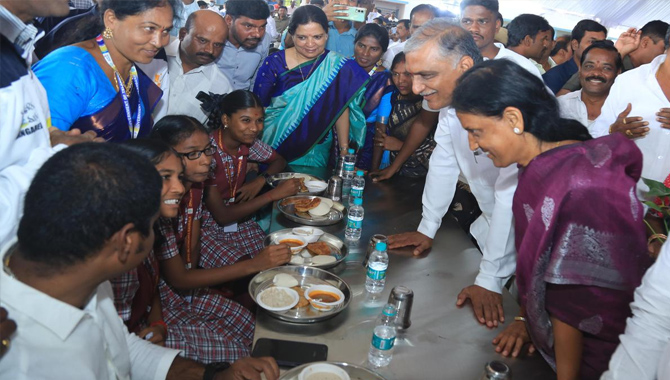 ముఖ్యమంత్రి అల్పాహార పథకం ప్రారంభం