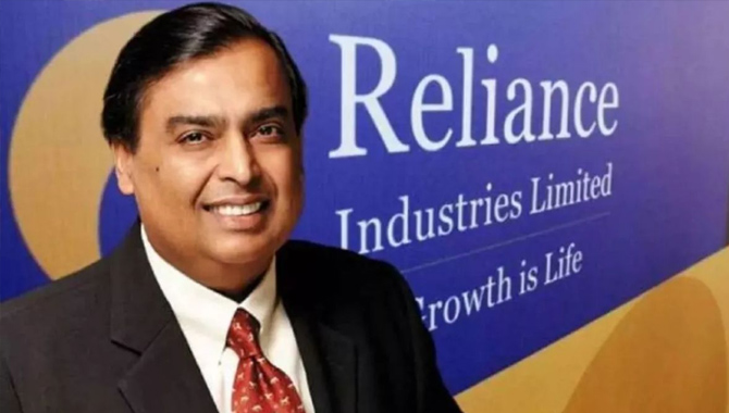 మరోసారి అగ్రస్థానంలో ముకేశ్ అంబానీ