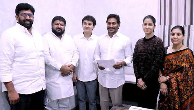 సీఎం వైఎస్ జగన్ ను కలిసిన క్రీడాకారిణి నైనా జైశ్వాల్