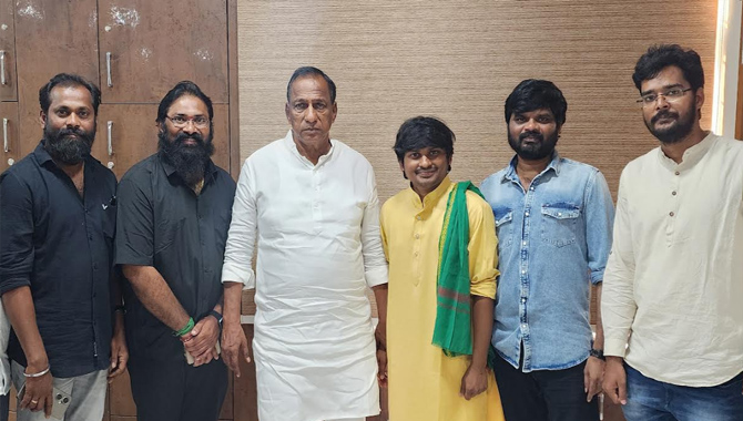 మంత్రి మల్లారెడ్డి గ్రాండ్ గా లాంచ్ చేసిన రాకింగ్ రాకేష్ ‘కెసిఆర్’ టైటిల్