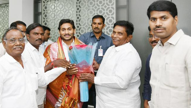 సీఎం జగన్ ను సత్కరించిన ఏపీజీఎఫ్ సంఘం నాయకులు