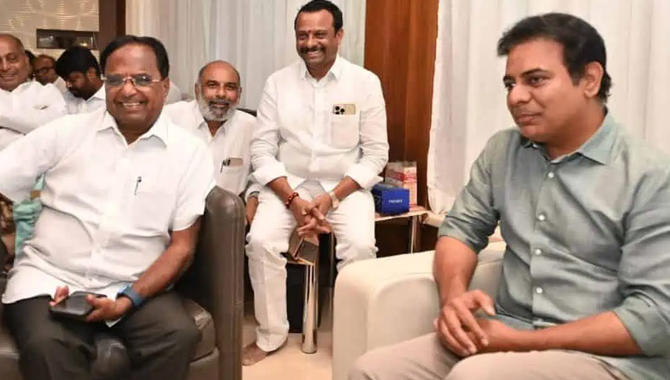 పొన్నాల లక్ష్మయ్యను ఆహ్వానించిన మంత్రి కేటీఆర్