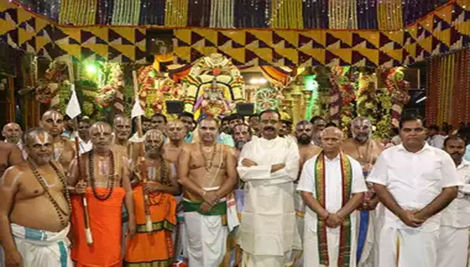 వైభవంగా ప్రారంభమైన నవరాత్రి బ్రహ్మోత్సవాలు