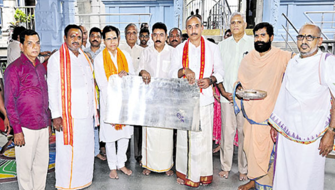 కాణిపాకం ఆలయానికి ప్రవాస భారతీయులు విరాళం