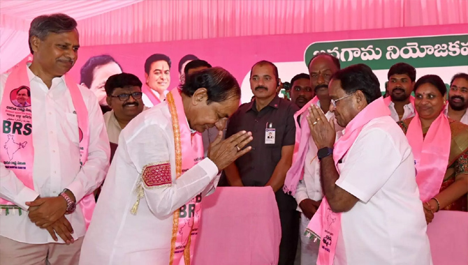 సీఎం కేసీఆర్ సమక్షంలో బీఆర్ఎస్ లో చేరిన పొన్నాల లక్ష్మయ్య