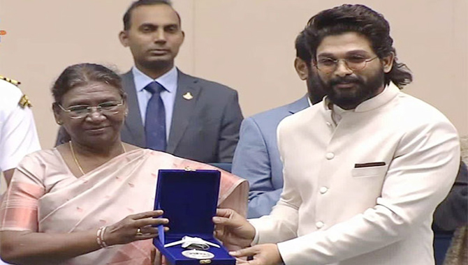 రాష్ట్రపతి చేతుల మీదుగా ఉత్తమ నటుడి అవార్డును స్వీకరించిన అల్లు అర్జున్