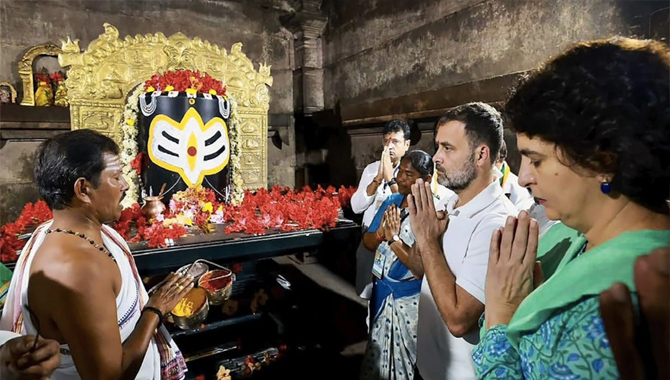రామప్ప ఆలయంలో రాహుల్, ప్రియాంక గాంధీ
