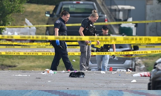 అమెరికాలో కాల్పుల కలకలం