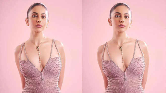 డిజైన‌ర్ వేర్‌లో అందాలు ఆర‌బోస్తున్న ర‌కుల్