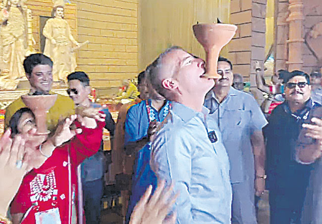 అమెరికా రాయబారి ధునుచీ నృత్యం అమెరికా రాయబారి ధునుచీ నృత్యం