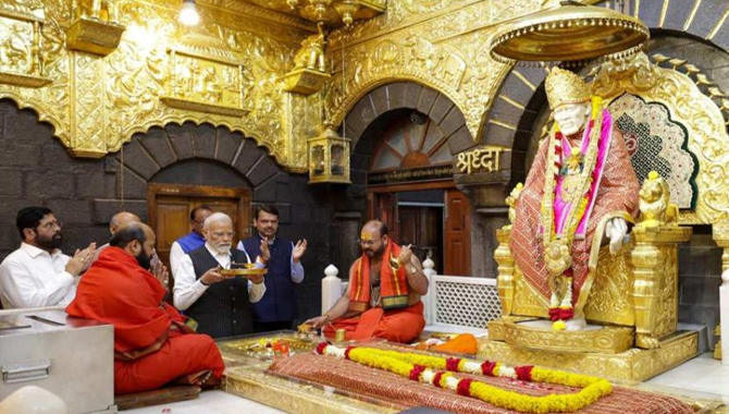 శిర్డీ సాయిబాబాను సందర్శించుకున్న ప్రధాని మోదీ