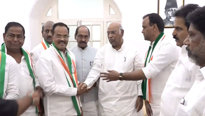 కాంగ్రెస్ పార్టీలోకి వలసలు.. చేరిన ప్రముఖులు