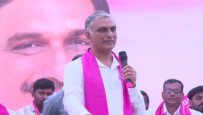 మన భవిష్యత్తు వాళ్ల చేతుల్లో పెడదామా? : హరీష్ రావు