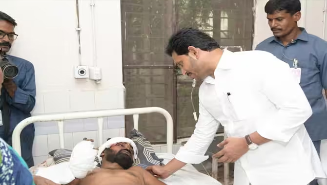 రైలు ప్రమాద బాధితులను పరామర్శించిన సీఎం జగన్