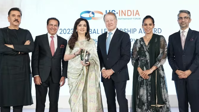 గ్లోబల్ లీడర్ షిప్ అవార్డు అందుకున్న నీతా అంబానీ