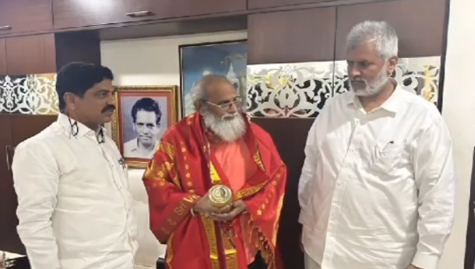 విజయేంద్ర ప్రసాద్ గారిని సత్కరించిన శ్రీ పాతూరి నాగభూషణం, ధర్మ ప్రచారక్