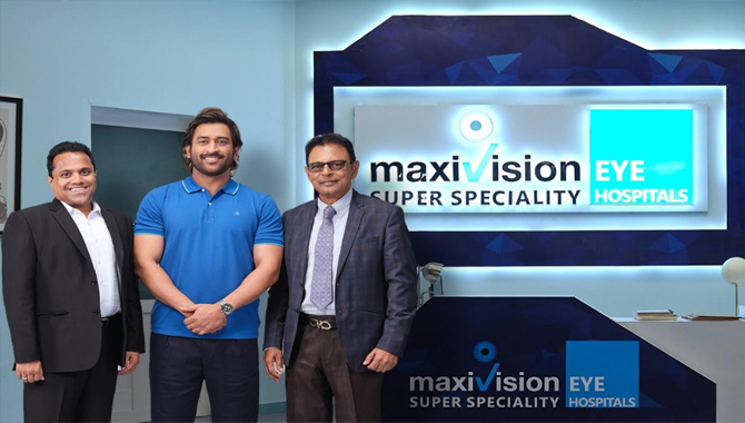 మాక్సివిజన్ సూపర్ స్పెషాలిటీ నేత్ర వైద్యశాలలతో నివారించదగిన అంధత్వ చైతన్యం కోసం సారధ్యం వహించిన మహేంద్ర సింగ్ ధోనీ