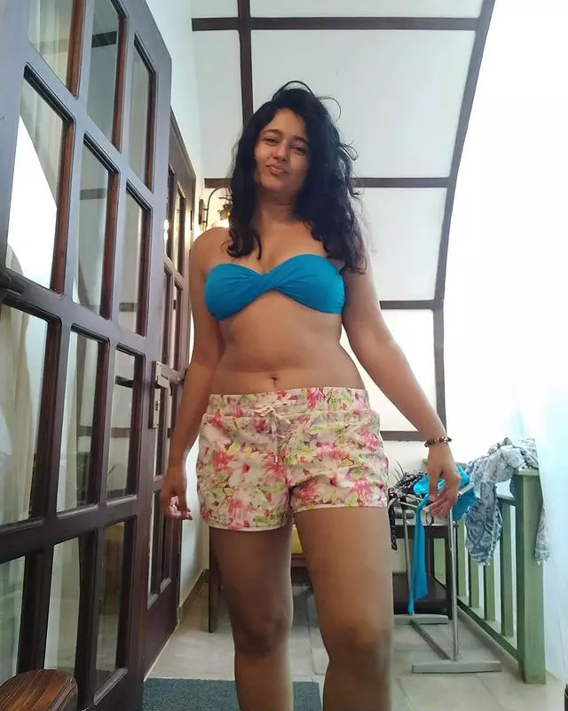 పొట్టి దుస్తుల్లో మ‌తి పోగొడుతున్న పూన‌మ్