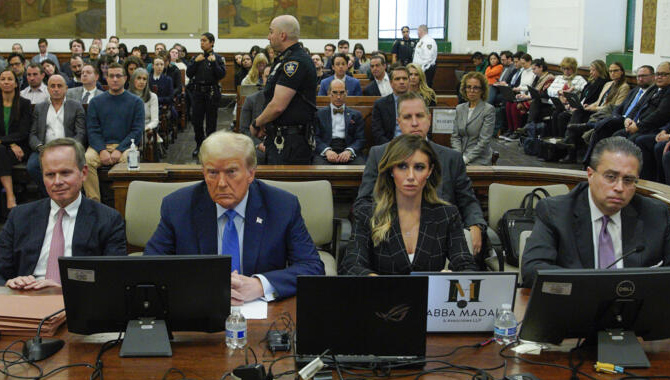 డొనాల్డ్ ట్రంప్ ను మందలించిన జడ్జి డొనాల్డ్ ట్రంప్ ను మందలించిన జడ్జి