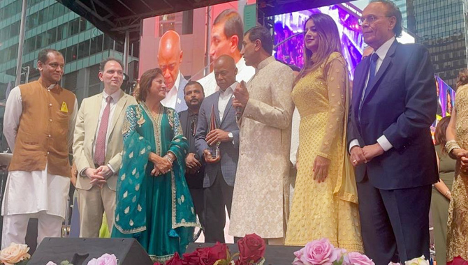 అంగరంగ వైభవంగా టైమ్‌స్క్వేర్‌లో దీపావళి వేడుకలు.. హాజరైన సెనెటర్లు, భారతీయ ప్రముఖులు