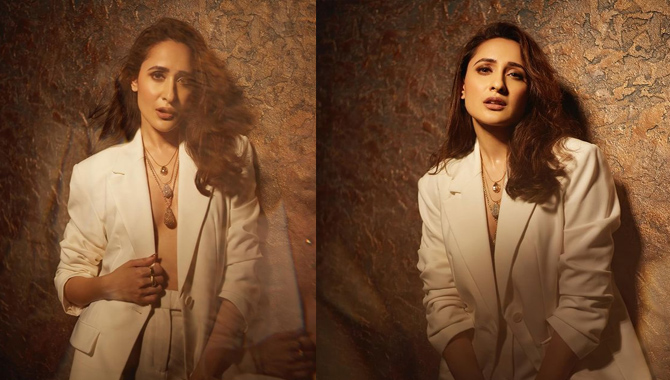 బ్లేజ‌ర్‌లో ప్ర‌గ్యా క్లీవేజ్ షో