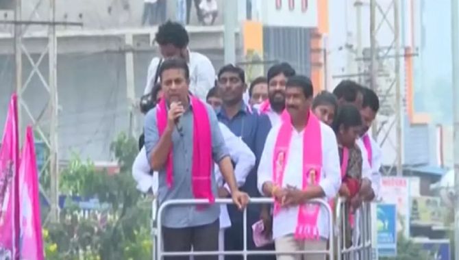 కేసీఆర్ కాళ్లు పట్టుకునైనా ఆయనకు ప్రమోషన్ ఇప్పిస్తా: మంత్రి కేటీఆర్ కేసీఆర్ కాళ్లు పట్టుకునైనా ఆయనకు ప్రమోషన్ ఇప్పిస్తా: మంత్రి కేటీఆర్