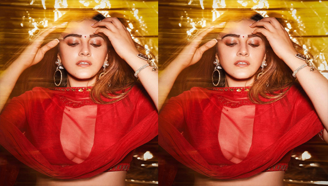 రెడ్ క‌ల‌ర్ డ్రెస్‌లో నుపుర్ స‌న‌న్ హాట్ లుక్స్