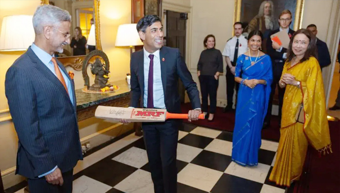 రిషి సునాక్ కు ప్రత్యేక బహుమతి అందించిన కేంద్ర విదేశాంగ మంత్రి