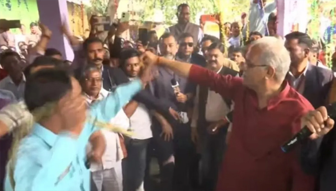 కొరడా దెబ్బలు తిన్న ముఖ్యమంత్రి